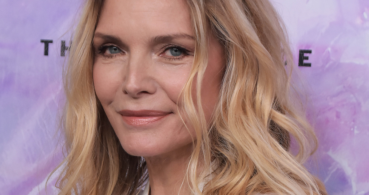 Michelle Pfeiffer nosi prozirnu košulju koju bi i vaš šef odobrio